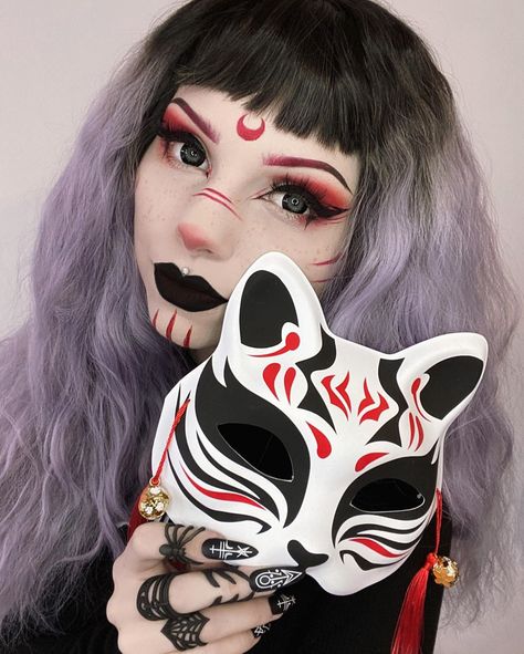 🥀 na Instagramie: �„𝔎𝔦𝔱𝔰𝔲𝔫𝔢 🦊 . . . #polishgirl #goth #imjusttired #halloween #gothmakeup #makeup #halloweenmakeup #purplehair #gothgirl #gothic # …” kitsune make up mask Ninja Makeup, Ninja Halloween, Geisha Makeup, Fox Makeup, Hair Mascara, Anime Eye Makeup, Makeup Cosplay, Fox Costume, Anime Cosplay Makeup