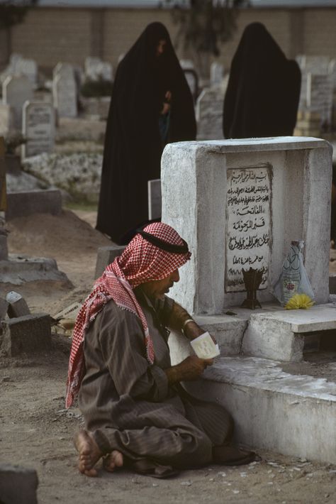 Kuwait Steve Mccurry Photos, Middle East Culture, Jungkook Birthday, Saudi Arabia Culture, طابع بريدي, Muslim Images, Steve Mc, Steve Mccurry, Western Asia