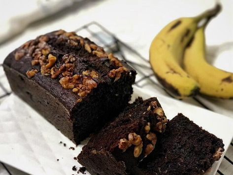 Chocolate Banana and Walnut Olive Oil Pound Cake (Gordon Ramsay Club) Olive Oil Pound Cake, Banana Nut Cake, Best Pound Cake Recipe, Pound Cake Recipes Easy, Chocolate Banana Cake, Mousse Cake Recipe, Banana Dessert Recipes, Banana Dessert, Yummy Dessert