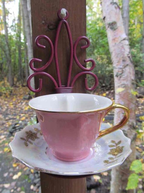 Teacup Bird Feeder Diy, Cup Bird Feeders, Make Bird Feeders, Yea Cup, Teapot Birdhouse, Tea Cups Diy, Bird Feeder Craft, Glassware Crafts, Teacup Crafts