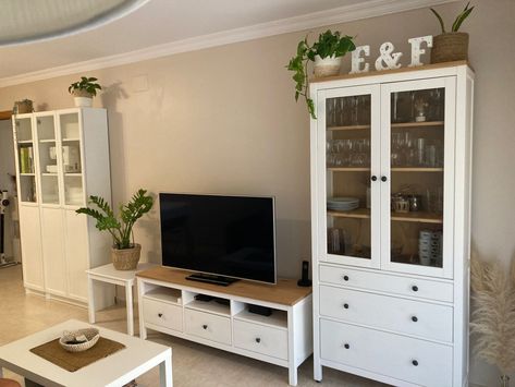 Tv Room Ikea Ideas, Ikea House Decor, Salon Hemnes Ikea, Ikea Home Design, Ideas Salon Comedor, Ikea Hemnes Living Room, Ikea Living Room Ideas, Living Room Ikea, Hemnes Ikea