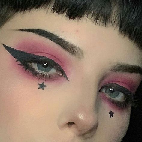 Un chico popular te molestaba te pegaba por que eres plana hasta q un… #detodo # De Todo # amreading # books # wattpad Makeup Emo, Eye Makeup Glitter, Teknik Makeup, E Girl Makeup, Make Up Designs, Egirl Makeup, Grunge Tattoo, Drag Make-up, Punk Makeup