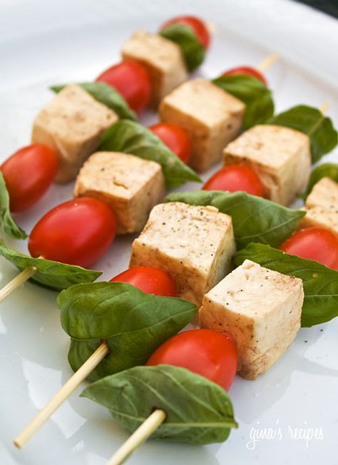 Mozzarella basil and tomato skewers Light Summer Appetizers, Tomato Skewers, Summer Appetizers, Caprese Skewers, Cheese Tomato, Fresh Fruit Recipes, Summer Appetizer, Summer Side Dishes, Skinny Taste Recipes