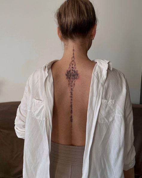 ✣ HANDPOKE TATTOO ✣ on Instagram: “Revealing your femininity 🌸🙏🏽 A lotus flower with the Green Tara mantra, a short Vasudhara mantra and an appeal to the radiant goddess…” Buddhism Tattoo, Flower Spine Tattoos, Spine Tattoo Ideas, Bauch Tattoos, Sak Yant Tattoo, Pretty Hand Tattoos, Handpoke Tattoo, Petite Tattoos, Spine Tattoos For Women