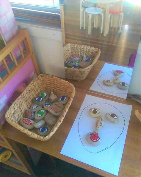 Mirror, mirror everywhere – A Journey Into Inquiry Based Early Learning Maluchy Montessori, Reggio Classroom, Family Day Care, Montessori Ideas, Aktivitas Montessori, Montessori Toddler, Play Based Learning, Reggio Emilia, Montessori Activities