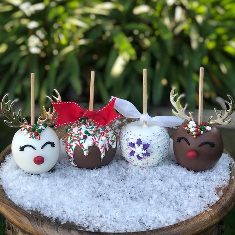 Candy Apple Christmas, Christmas Chocolate Apples, Christmas Candy Apples Ideas, Christmas Candy Apples, Christmas Strawberries, Christmas Apples, Dipped Apples, Gourmet Candy Apples, Taffy Apple