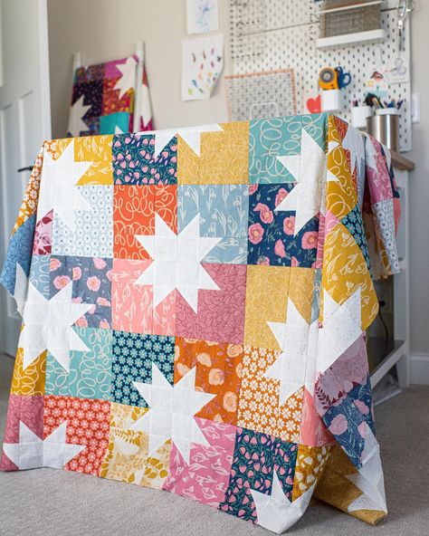 Star Pop II is a fun and modern quilt pattern from Emily Dennis of quiltylove.com! This pattern goes together quickly and is great for showing off your favorite fabric line! #starquiltpattern #modernquilts #quiltdesign Sawtooth Star Quilt, Arrow Quilt, Quilty Love, Sawtooth Star, Star Quilt Pattern, Tiled Quilt, Neutral Quilt, Cake Quilt, Fat Quarter Quilt