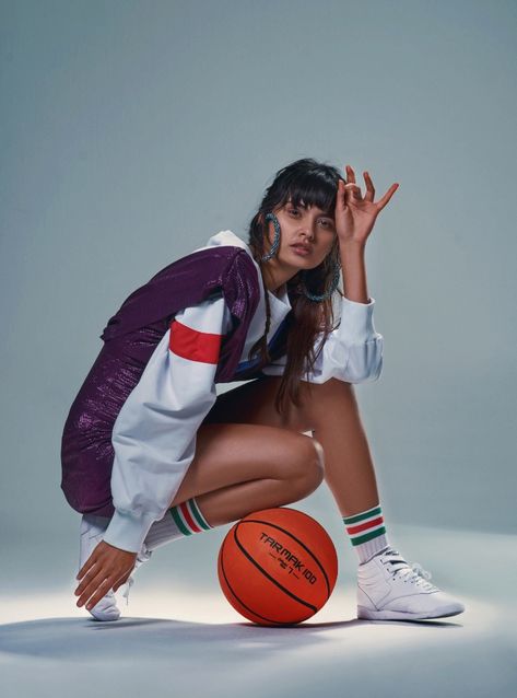 Basketball Editorial Photography, Basketball Editorial Fashion, Basketball Fashion Photography, Sports Editorial Photography, Street Basketball Photography, Fitness Photoshoot Ideas Poses, Sporty Poses, Basketball Court Photoshoot, Basketball Editorial