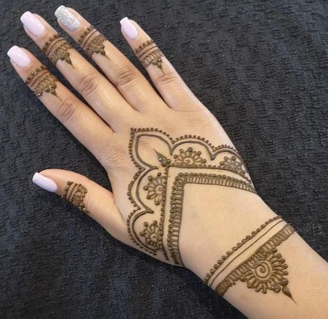 Kaws Henna, Easy Mehendi Designs For Hands, Easy Henna Designs For Kids, Henna For Kids, Easy Mehendi Designs, Simple Hand Henna, Mehendi Designs For Hands, Traditional Henna Designs, Henna Hand Designs