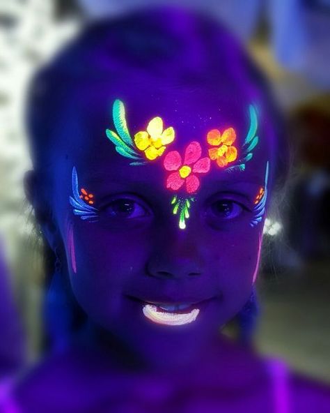 Maquillaje y pinturas de cara Carnaval Blacklight Face Paint Ideas, Glow Face Paint Ideas, Glow In The Dark Face Paint Ideas, Glow Face Paint, Uv Face Paint, Neon Festival, Neon Face Paint, Uv Photography, Uv Makeup