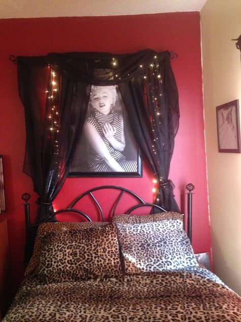 Marilyn Monroe, cheetah print,  lights and black curtains, bedroom Marilyn Monroe Bedroom Ideas Decor, Pinup Bedroom Ideas, Marilyn Monroe Room Ideas Bedrooms, Marilyn Monroe Room Ideas, Marilyn Monroe Bedroom Ideas, Cheetah Print Bedroom Ideas, Cheetah Print Room Ideas, Cheetah Bedroom Decor, Cheetah Print Bedroom