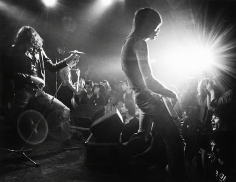 The Ramones. Roll Photography, Johnny Thunders, The Ramones, Unseen Images, Joey Ramone, Rock Photography, Photography Gallery, Ramones, Music History