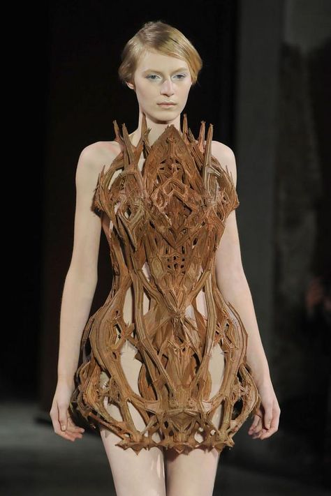 iris van herpen - Google Search Iris Van Harper, Cathedral Dress, 3d Printed Dress, Fashion Evolution, 3d Printing Fashion, Haute Couture Paris, Sculptural Fashion, Iris Van Herpen, Pin Up Outfits