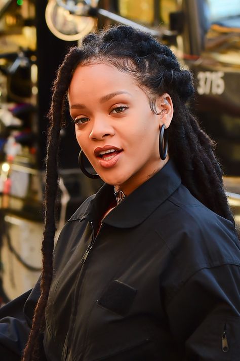 Rihanna Dreads, Rihanna Dreadlocks, Looks Rihanna, Rihanna Hairstyles, The Fifth Element, Luc Besson, Rihanna Outfits, Rihanna Riri, Faux Locs Hairstyles