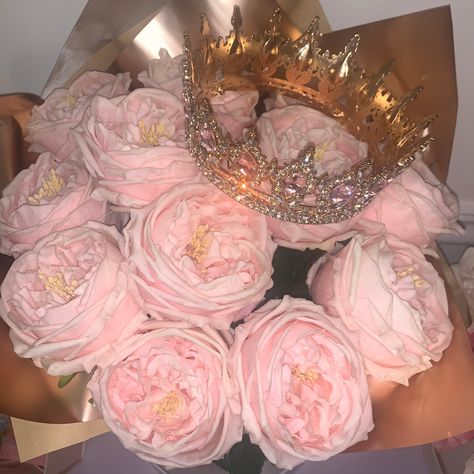 Large Bouquet fit for a Queen to present to your loved one in a stunning white box. 💘Flowers that will never die, just like your love for her💘 One dozen real touch 3.5" large headed roses that truly need to be seen and touched in person to know how incredibly beautiful they are! Pink or Champagne coloured diamante Crown or Tiara included to add to the magic. If you would like to ask your Queen to follow us and to send over a photo holding her bouquet and wearing her Tiara along with a quick re Cute Flower Bouquets, Roses Crown, Roses Bouquet Gift, Roses Aesthetic, Royal Pink, Large Bouquet, Luxury Flower Bouquets, Box Flowers, White And Pink Roses