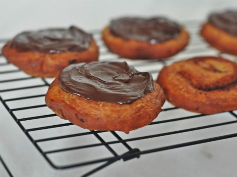 Persian Buns -- I plan on changing the recipe up a bit to make it gluten free because it looks sooooo delish! Serious Eats Recipes, Small Bakery, Buns Recipe, Doughnut Cake, Apple Fritters, Bun Recipe, Serious Eats, Chocolate Cinnamon, Cinnamon Buns