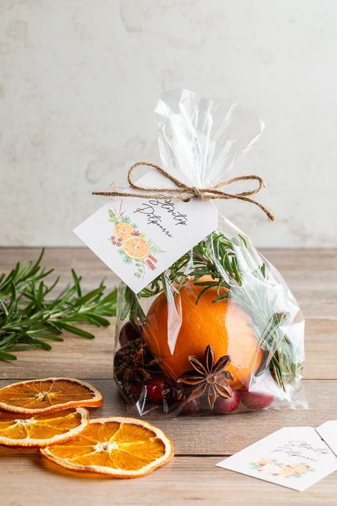 Easy Christmas Potpourri Gift, Christmas Fragrance Pot, Pot Gifts Ideas, Simmer Pot Neighbor Gift, Popurri Homemade Stovetop Christmas, Simmer Pot In A Jar, Orange Peel Potpourri, Christmas Potpourri Gift Bags, Holiday Potpourri Recipes In A Jar