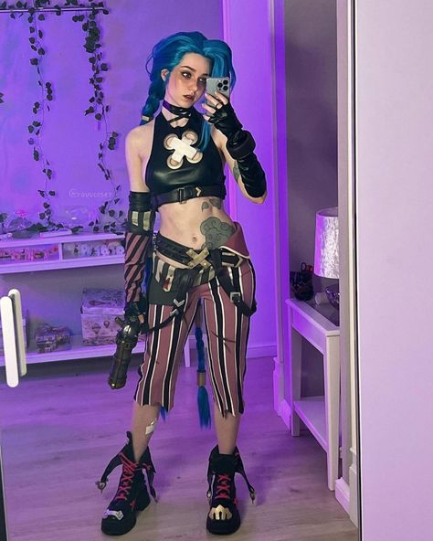 World Cosplay 🌍🕊, [19 de jul de 2022 a las 5:32 AM] Jinx by ravvcoser Fandom: league of legends Tags: #LeagueofLegends #Jinx #ravvcoser Jinx Casual Outfit, Jinx Halloween Costume, Jinx Outfit Ideas, Jinx Inspired Outfit, Jinx Cosplay Arcane, Jinx Outfit, Jinx Costume, Duo Cosplay, Cosplay Jinx