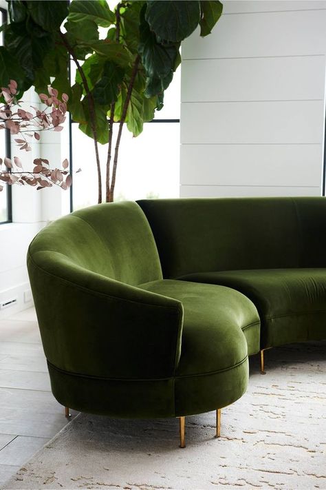 Trend: meubels in ronde vormen - Alles om van je huis je Thuis te maken | HomeDeco.nl Deco Zen, Latest Sofa Designs, Green Couch, Corner Sofa Set, Canapé Design, Green Sofa, Curved Sofa, Country Home Decor, Contemporary Living Room