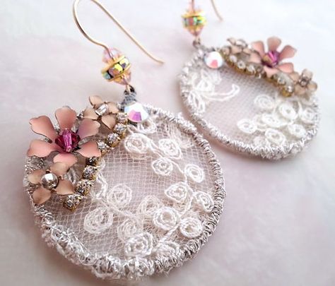 Anting Manik, Chabby Chic, Earring Inspiration, Flowers Craft, Fabric Earrings, Fiber Jewelry, Lace Earrings, Lace Jewelry, Earrings Inspiration