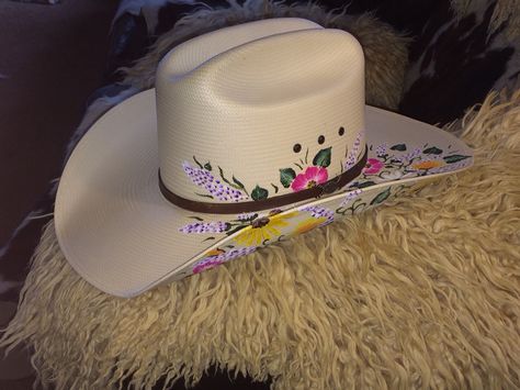 Custom painted cowboy hat Mode Country, Trajes Country, Botas Western, Cowgirl Belts, Country Hats, Country Style Outfits, Cute Country Outfits, Looks Country, Chapeau Cowboy