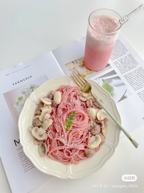 Pink Lunch Aesthetic, Food Decoration Plate, Pink Food, Kawaii Cooking, Soft Food, Pink Foods, Food Drink Photography, Kawaii Food, Food Obsession