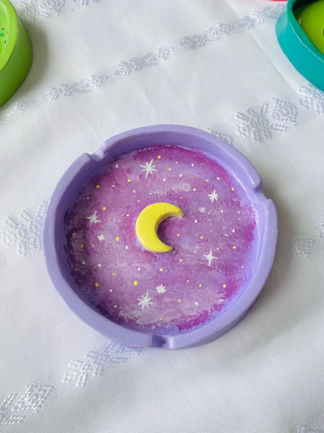 Air Dry Clay Moon Dish, Purple Clay Ideas, Air Dry Clay Jewellery Holder, Galaxy Ceramics, Serotonin Decor, Moon Clay Art, Air Dry Clay Moon, Moon Ceramics, Clay Jewellery Holder