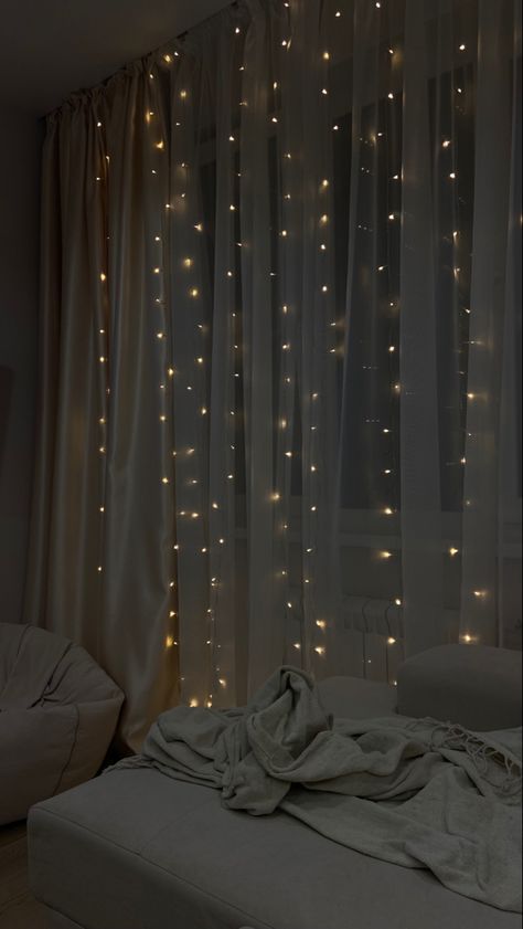 cozy home aesthetic Fairy Light Curtains, Fairy Lights In Window, Cute Curtains Bedroom, Curtain Lights Bedroom Ideas, Fairy Lights Bedroom Aesthetic, Fairy Lights Wallpaper, Curtain Lights Bedroom, Twinkle Lights Bedroom, Bedroom With Lights