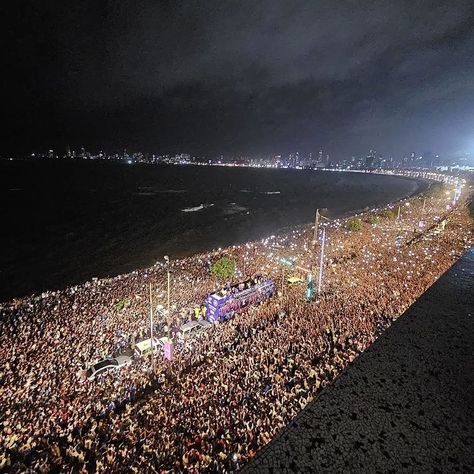 photos that’ll be remembered for a long, long time! 🇮🇳 the t20 world cup victory parade of the indian cricket team kicked off at mumbai’s marine drive and concluded at the iconic wankhede stadium, drawing millions of ecstatic fans to celebrate the historic win. - #t20worldcup #indiancricketteam #viratkohli #rohitsharma #hardikpandya #jaspritbumrah #victoryparade #mumbai #marinedrive #wankhedestadium #cricketfever #champions #indiansports #flawdforge Marine Drive Mumbai, Marine Drive, Victory Parade, India Cricket Team, India Cricket, Funny Mind Tricks, India Win, Team India, Cricket Wallpapers