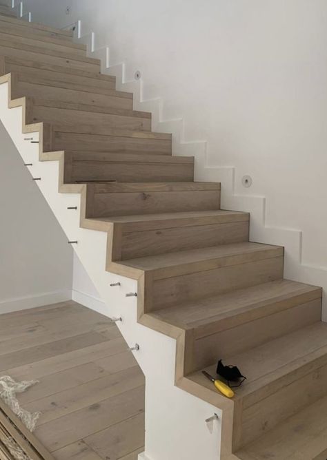 Laminated Stairs, Cable Railing Stairs, Bookshelf Stairs, Stairs Rustic, Block Stairs, Duplex Stairs, Stairs Floating, Baluster Design, Stairs Loft