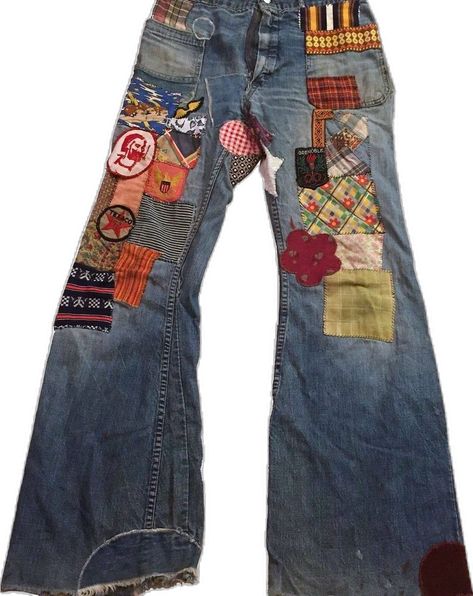 Diy Patch Work Jeans, Patches On Pants, Drawing On Pants, Thrift Clothes Aesthetic, Custom Clothes Ideas, Patchy Jeans, Patchwork Jeans Outfit, Patch Work Jeans, Patches On Jeans