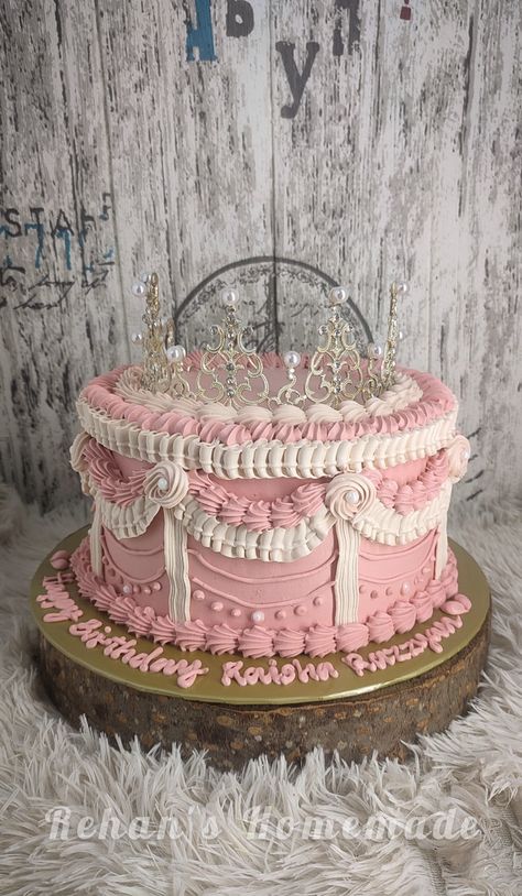 Cake Designs With Crown, Crown Shaped Cake, Pink Crown Cake, Cake Simple Design, Birthday Cake Crown, Tiara Cake, Sweet Sixteen Cakes, Crown Pink, Quince Decorations