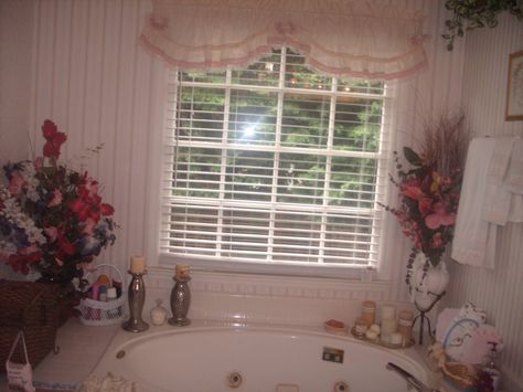 90s Grandma House, Makayla Aesthetic, Grandma Bathroom, Lisbon Sisters, Grandma House, Vintage Inspired Room, Girly Bathroom, Americana Aesthetic, Angel Kiss