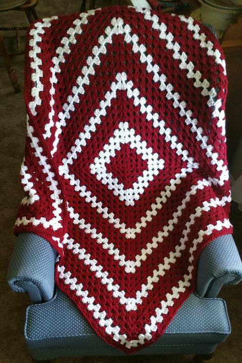 Granny Square Blanket 2 Colors, Crochet Blanket Red, Easy Crochet Blanket Pattern, Diy Crochet Hook, Crochet Blanket Sizes, Blanket Pattern Crochet, Crochet Square Blanket, Crochet Hot Pads, Crochet Blanket Pattern Easy