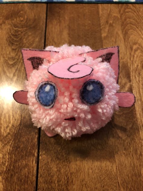 Jiggleypuff Pom Pom. My spirit Pokémon. Pokemon Kids Craft, Pompom Craft, Cat Pokemon, Yarn Crafts For Kids, Pika Pika, Pom Crafts, Pokemon Birthday Party, Memory Crafts, Yarn Pom Pom