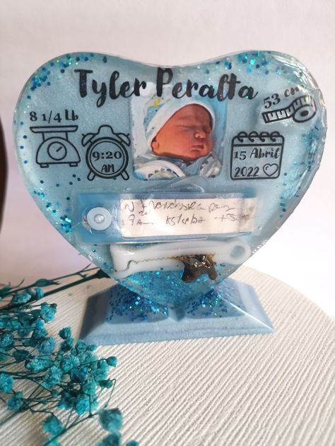 Resin Baby Keepsake, Pregnancy Crafts, Diy Resin Gifts, Christening Invitations Boy, Diy Resin Tray, Baby Gender Reveal Party Decorations, Fun Baby Announcement, Resin Art Painting, Diy Resin Projects