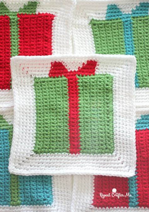 Crochet Gift Box Granny Square (Version 2) - Repeat Crafter Me Xmas Squares, Crocheted Headbands, Christmas Crochet Blanket, Sunburst Granny Square, Afghan Squares, Crochet Holiday, Crocheted Christmas, Repeat Crafter Me, Christmas Squares