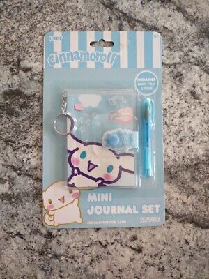 This Sanrio Hello Kitty Cinnamoroll Mini Journal Keychain Set is the perfect addition to any collection of cute and kawaii items. With a blue color theme and featuring the beloved characters from the Hello Kitty franchise, this set is sure to delight fans of all ages. The set includes a mini journal and a keychain, both adorned with adorable images of Cinnamoroll. Brand new never open Sanario Pajamas, Sinamon Roll, Aesthetic Items To Buy, Cute Items To Buy, Hello Kitty Stationary, Hello Kitty Cinnamoroll, Hello Kitty Shop, Kawaii Items, Sanrio Accessories