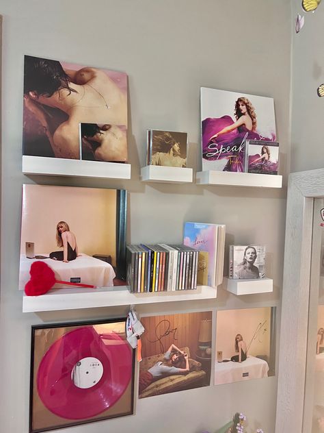 Room Ideas With Pictures On Wall, Tv On Wall In Bedroom, Vinyl Wall Bedroom, Room Inspo Vinyl, Taylor Swift Album Covers Wall Decor, Room Decor Vinyl Records, Vinyl Display Ideas, Couch Bedroom Ideas, Swiftie Room Ideas