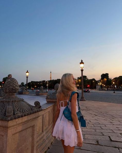 Paris Summer Outfits, A High Value Woman, Paris Instagram Pictures, Girl In Paris, France Aesthetic, High Value Woman, Paris Inspired, Paris Summer, London Summer