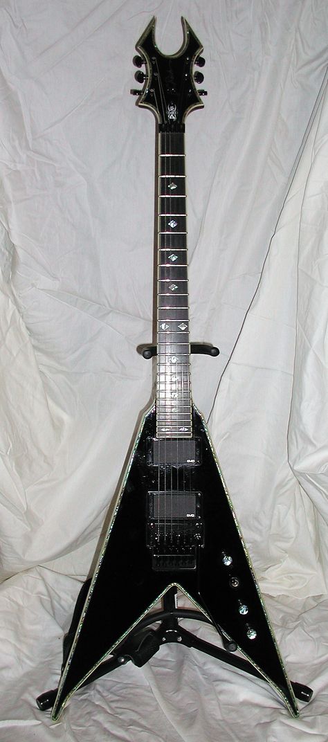 ( PRESENT ) BC RICH- DELUXE V JR Guitar- jA Bc Rich Guitars, Flying V Guitar, I Love Bass, Wall Of Sound, Guitar Rig, Guitar Obsession, Guitar Chord Chart, Cool Electric Guitars, Extreme Metal