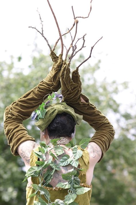 A tree, or an ent, or something Tree Ent Costume, Tree Costume Woman, Sustanaible Fashion, Tree Costume Diy, Branch Costume, Tree Halloween Costume, Raised Herb Garden, Tree Outfit, Green Man Festival