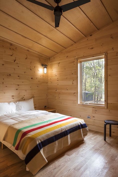 Cabin Sunroom, Knotty Pine Decor, Camp Bedroom, Modern Cabins, Ski Room, Contemporary Cabin, Wooden Cabin, Cabin Bedroom, Light Hardwood Floors