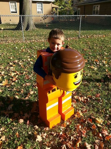 Emmet lego figure costume from LEGO MOVIE Lego Movie Costume, Lego Costume Diy, Lego Man Costumes, Movie Themed Costumes, Halloween Lego, Emmet Lego, Funny Kid Costumes, Most Creative Halloween Costumes, Lego Film