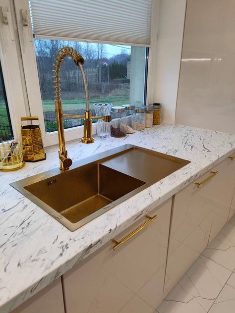 Golden Sink Kitchen, White And Golden Kitchen, Gold Sink Kitchen, White And Gold Kitchen Decor, Gold Kitchen Appliances, White And Gold Kitchen Ideas, Gold And White Kitchen, Luxury Kitchen Design White, Gold Kitchen Decor