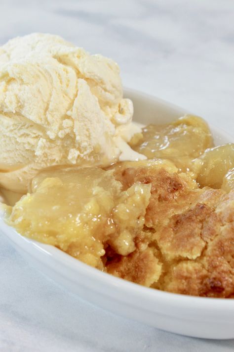 OMG This Crockpot Apple Dump Cake is Going NUTS on Facebook! Recipes In Crockpot, Crock Pot Apple Crisp Recipe, Crock Pot Apple Crisp, Crockpot Apple Dump Cake, Crockpot Peach Cobbler, Slow Cooker Apple Crisp, Crockpot Apple Crisp, Apple Crisp Dessert, Crockpot Cake