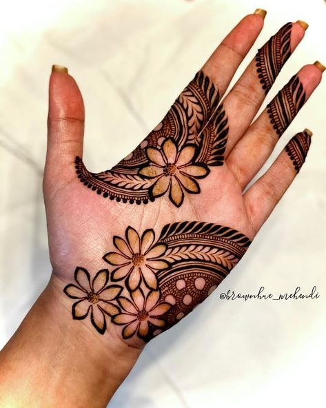 25+ Front Hand Mehndi Design Ideas to Steal your Heart! - Tikli Mahendi For Front Hand, Mehandi Designs In Front Hand, Front Side Henna Designs, Simple Mehndi Front Designs, Mehendi Disain Front Hand, Short Mehedi Degins, Left Hand Palm Mehndi Design, Morden Mehndi Design Front Hand, Mehadi Degine Simple Front Hand