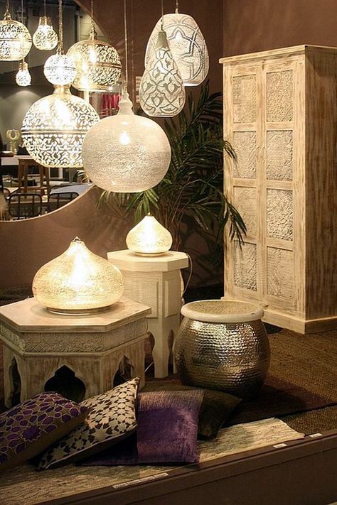 ethnic decoration Ideas to Stay Traditional (32) Dekorasi Maroko, Drawing Lighting, Dekorasi Bohemia, Moroccan Inspiration, Interior Boho, Bed Art, Creative Interior Design, Chair Decor, Moroccan Homes