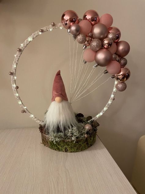 Balloon Hoop, Christmas Decorations Centerpiece, Christmas Candle Decorations, Beautiful Christmas Decorations, Christmas Centerpieces Diy, Easy Christmas Decorations, Christmas Centerpiece, Diy Christmas Decorations Easy, Holiday Crafts Christmas