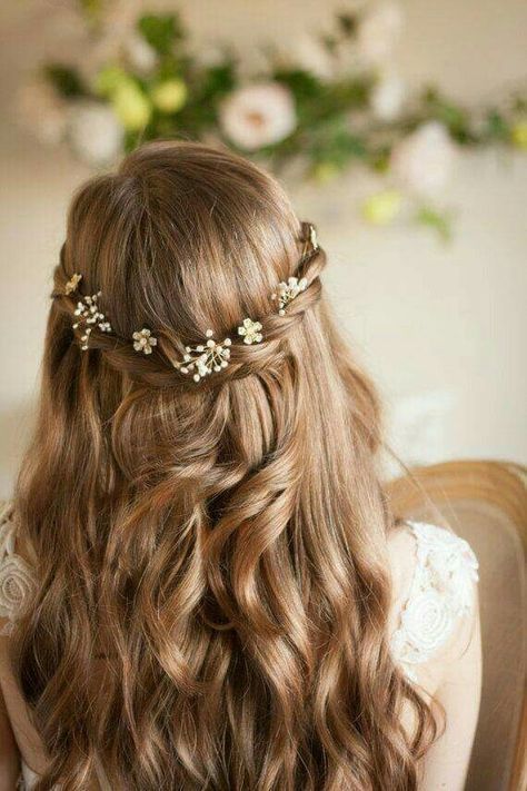 hairstyle discovered by Sally on We Heart It Flower Hairstyles, Bridal Hairpins, Hair Garland, Bridesmaid Hairstyles Half Up Half Down, Bridesmaid Flower, Babies Breath, Long Hair Wedding Styles, Hair Styles 2017, Wedding Hair Down